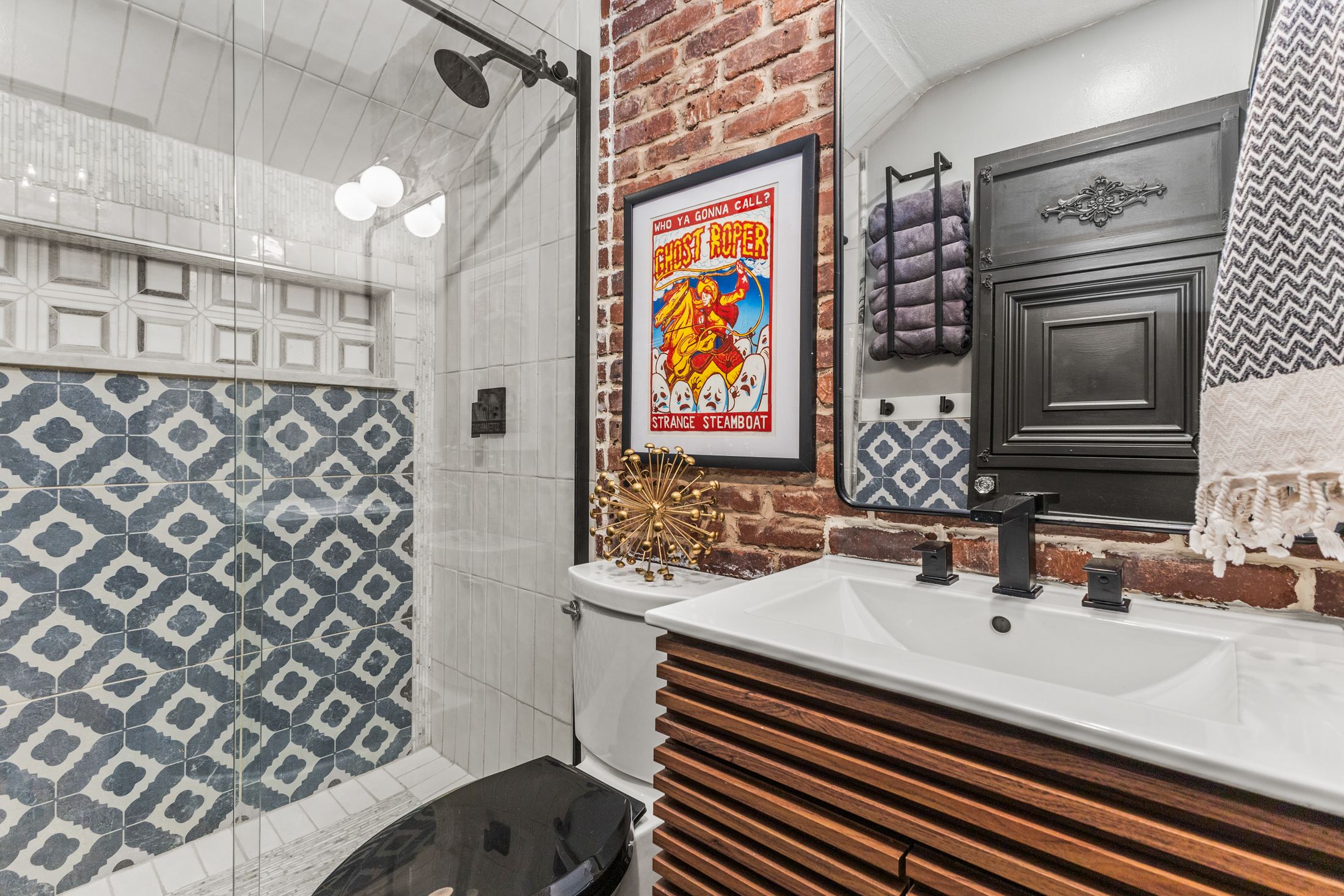 En-suite bathroom with brick wall