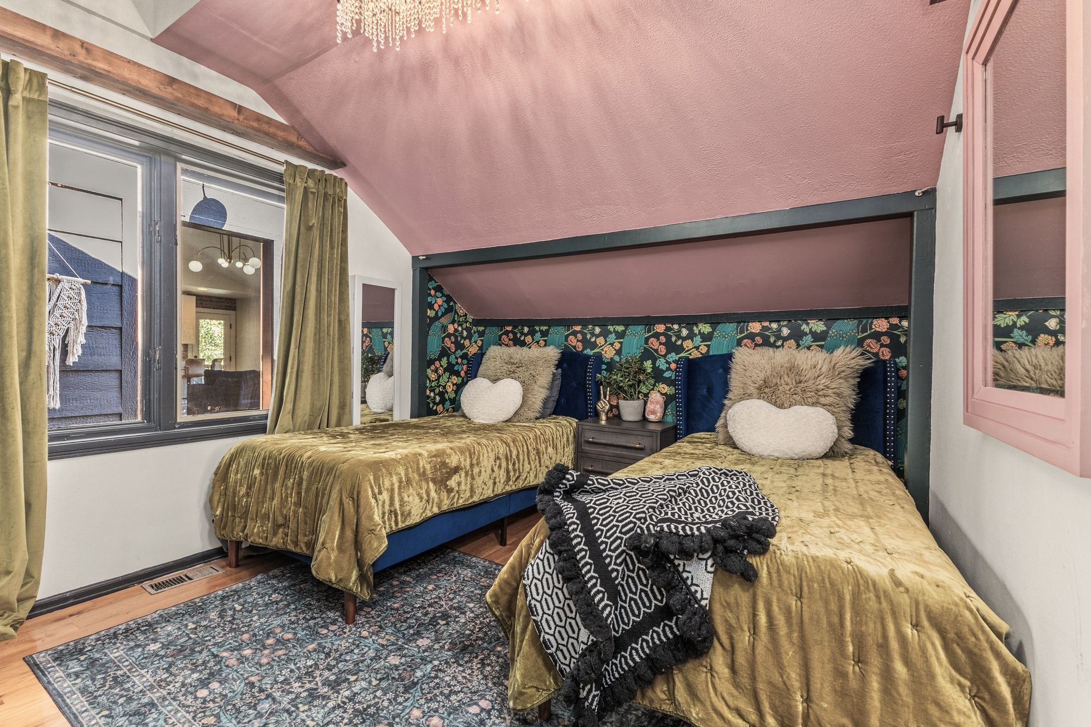 Twin bedroom, alternate angle