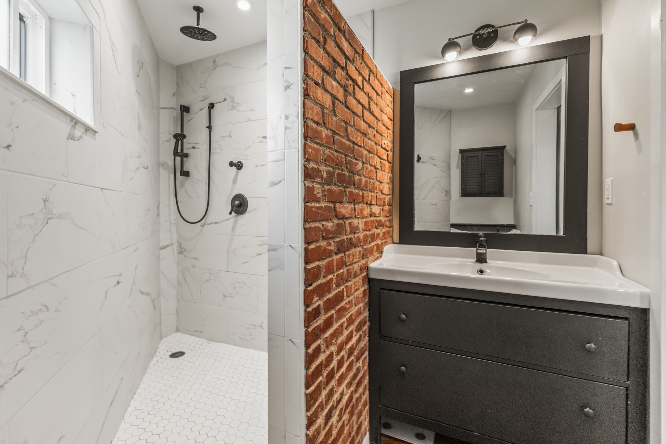 Bathroom shower in Carrara marble
